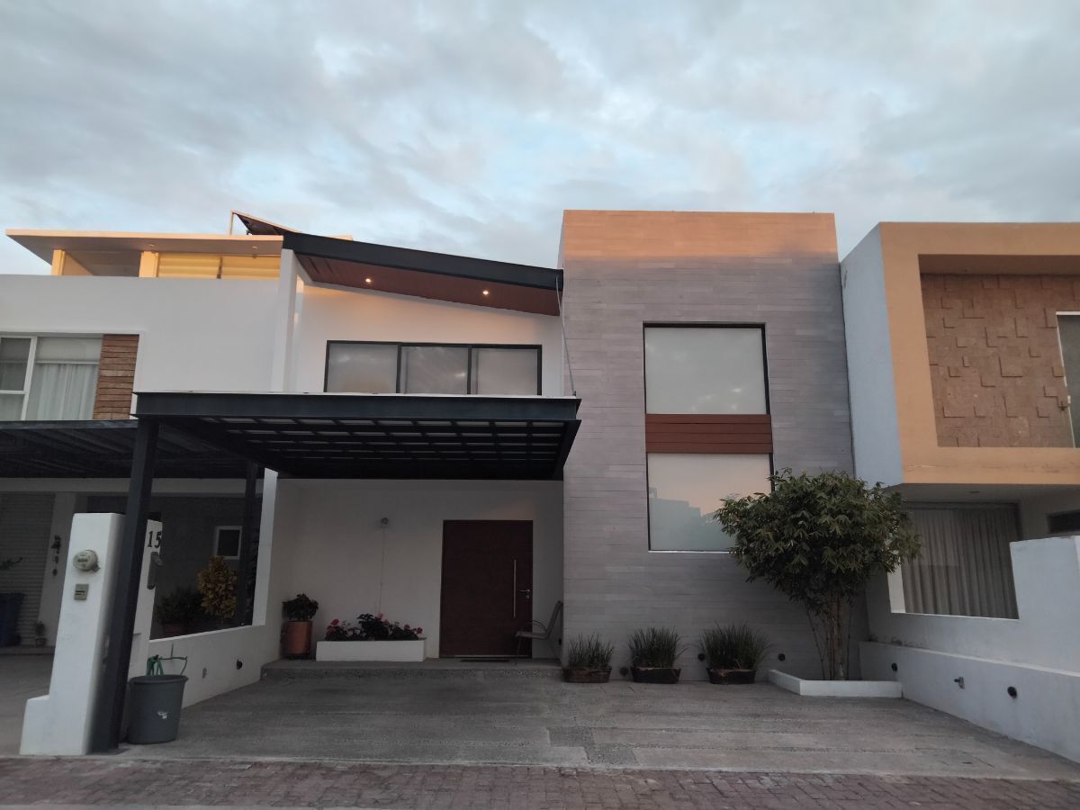 Casa en venta en privada con recámara en PB en Juriquilla Condesa RCV240131-MN