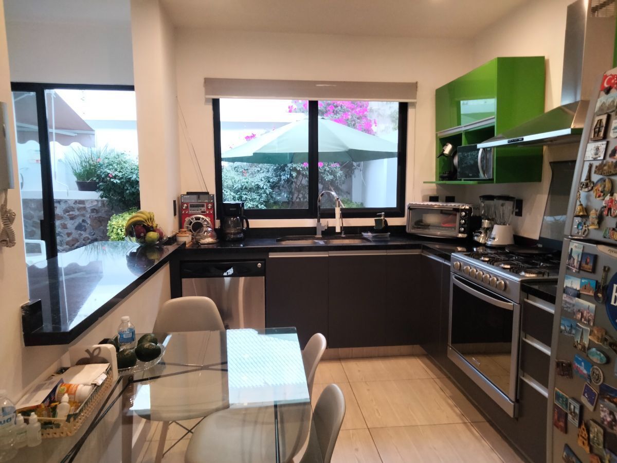 Casa en venta en privada con recámara en PB en Juriquilla Condesa RCV240131-MN