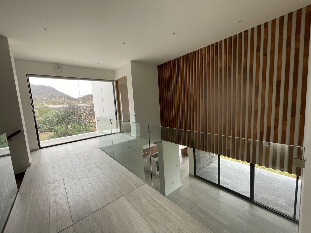 Pasillo en planta alta con vista a reserva y a sala comedor