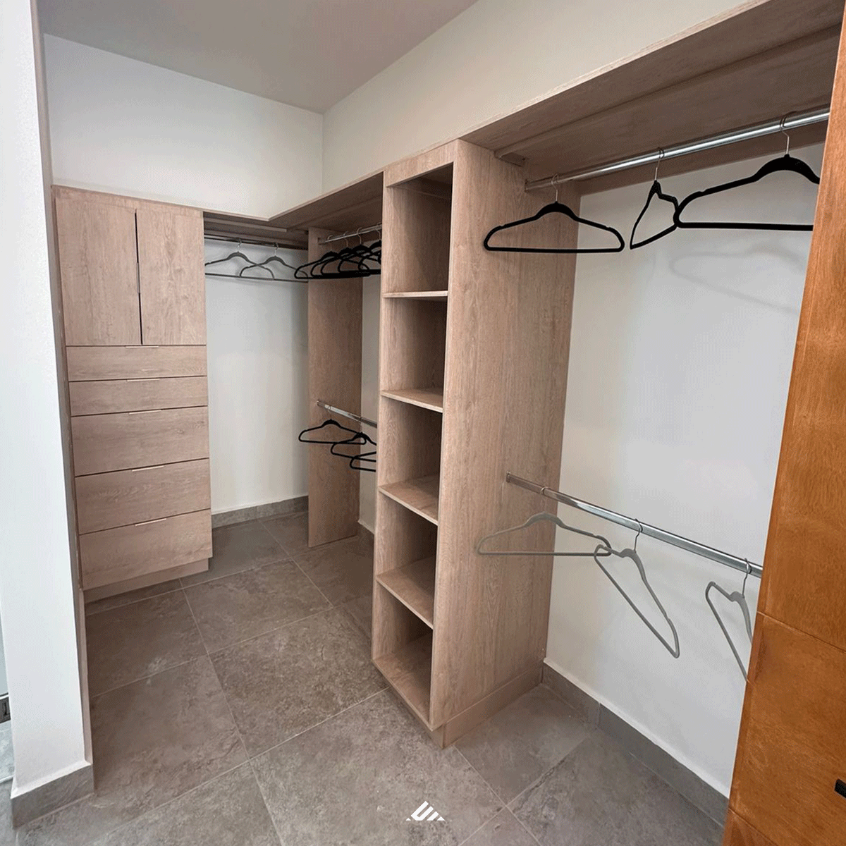 7 of 10: Clóset | Vestidor