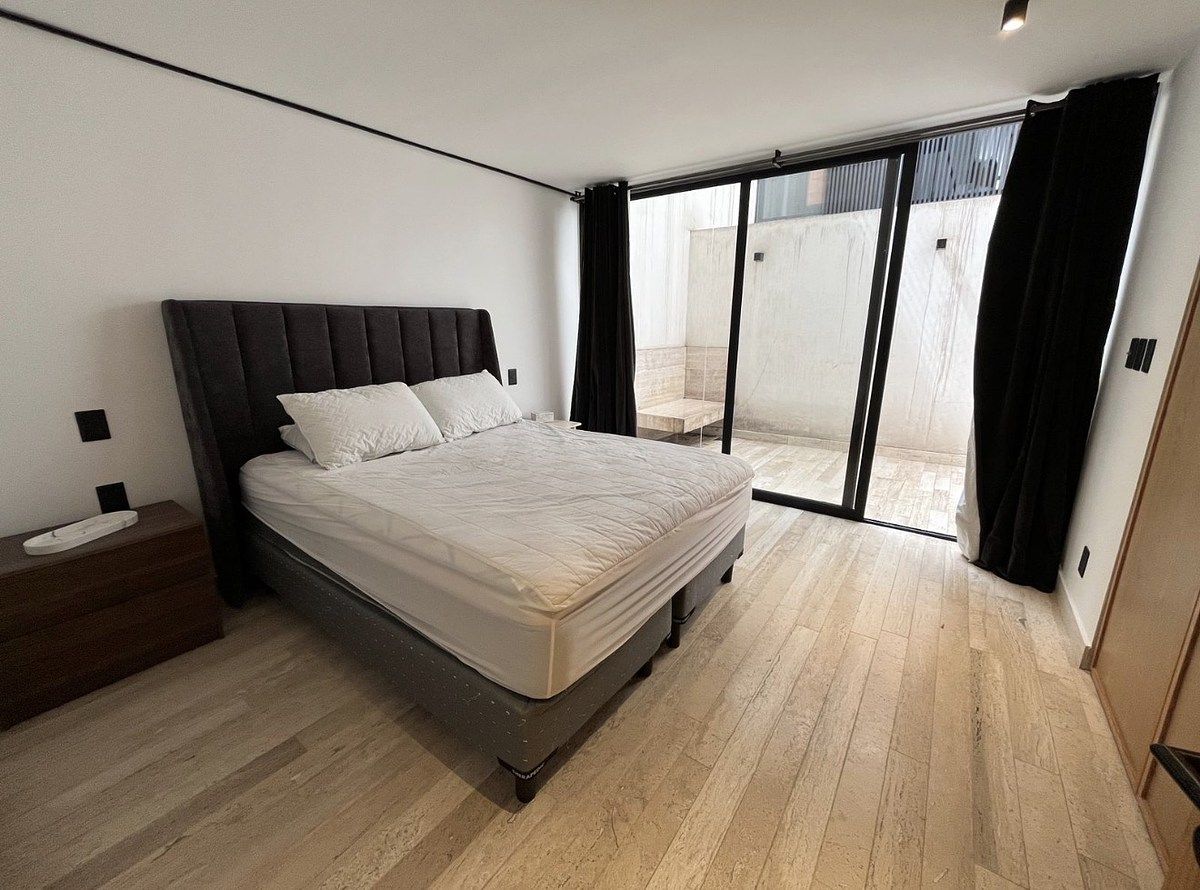 18 of 23: Recámara secundaria con patio interior