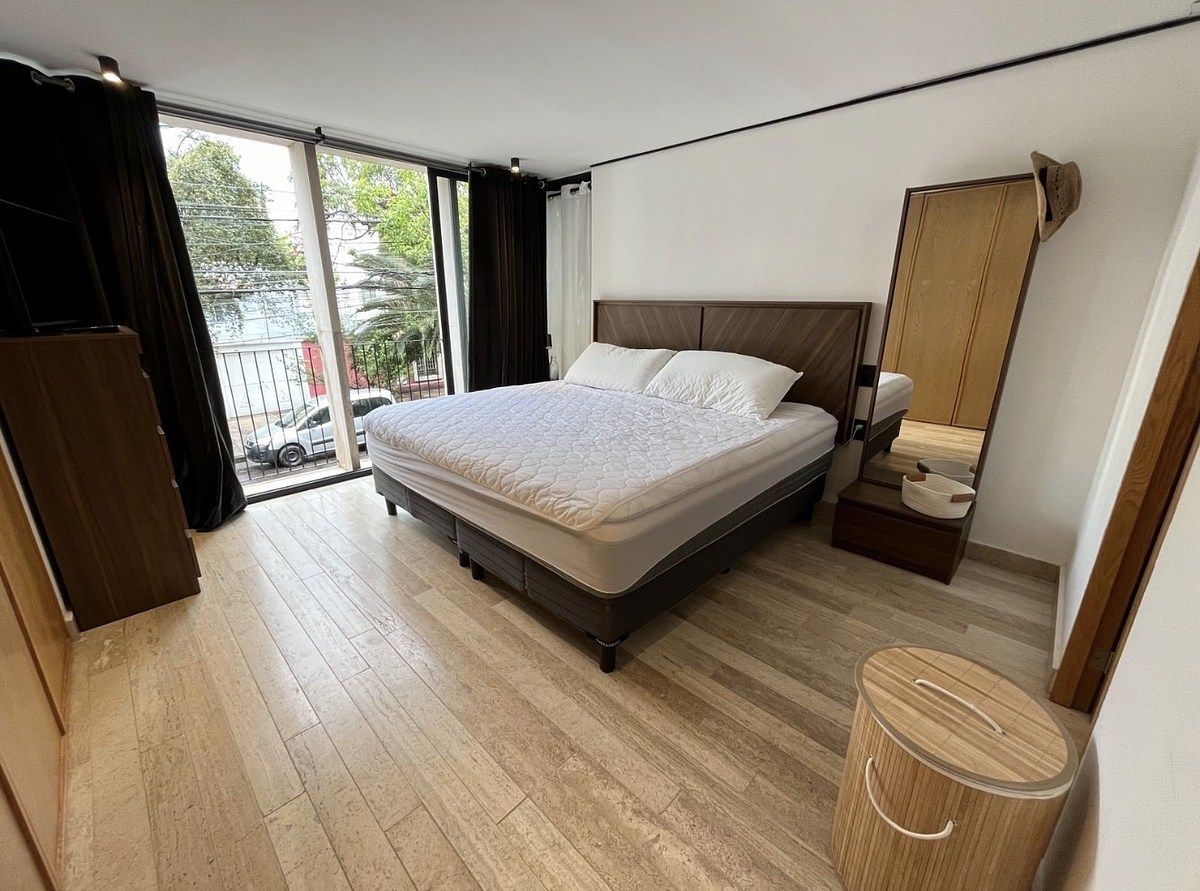 15 of 23: Recámara principal con balcón  francés