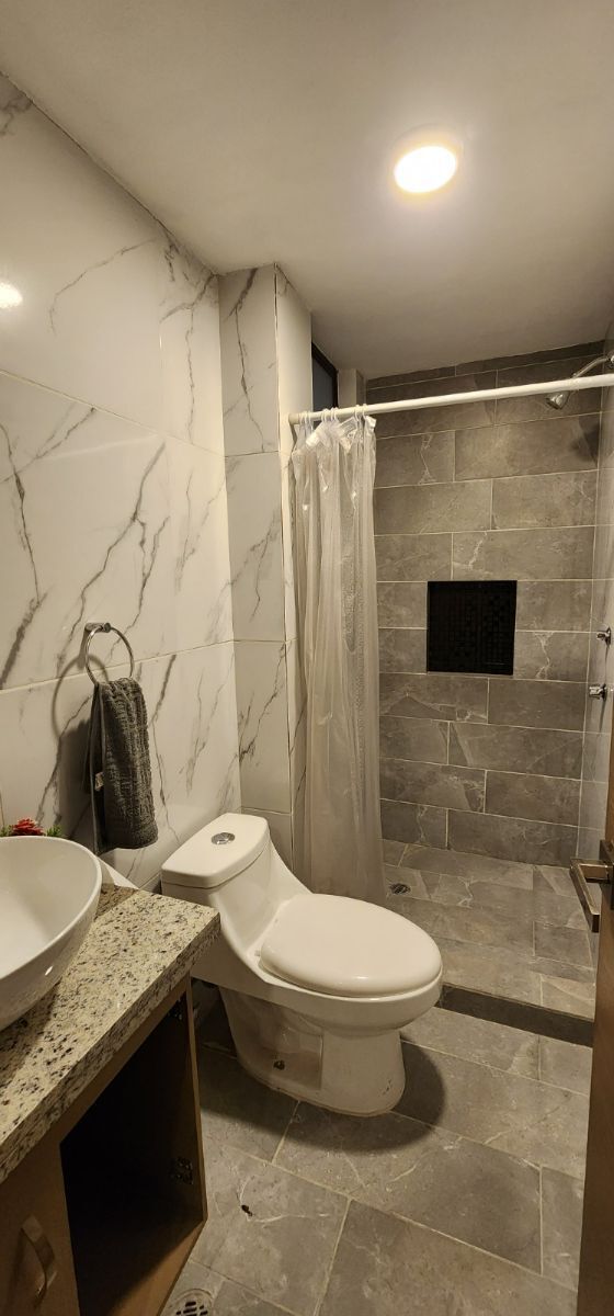 3 de 16: Baño completo con mosaico en paredes y lavamanos de ceramica