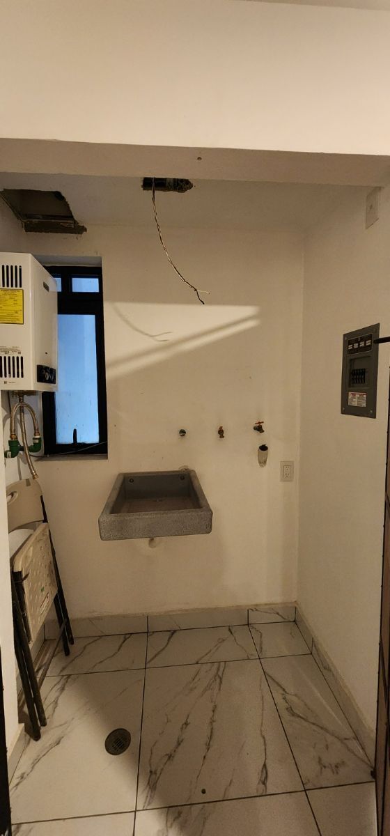 12 de 16: Cuarto de lavado con acceso a cocina y ventilacion