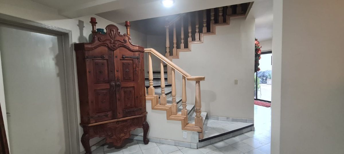 7 de 43: Recibidor, puerta de estudio ó recámara, y escaleras.