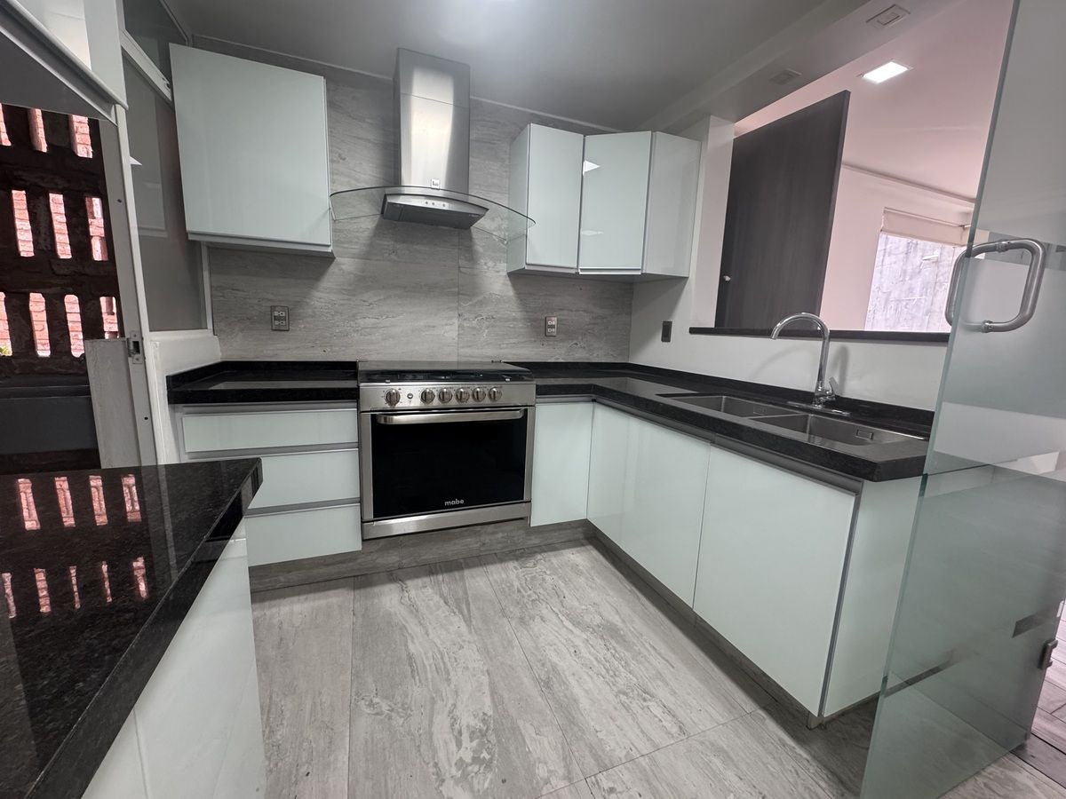 12 de 19: Cocina amplia e iluminada