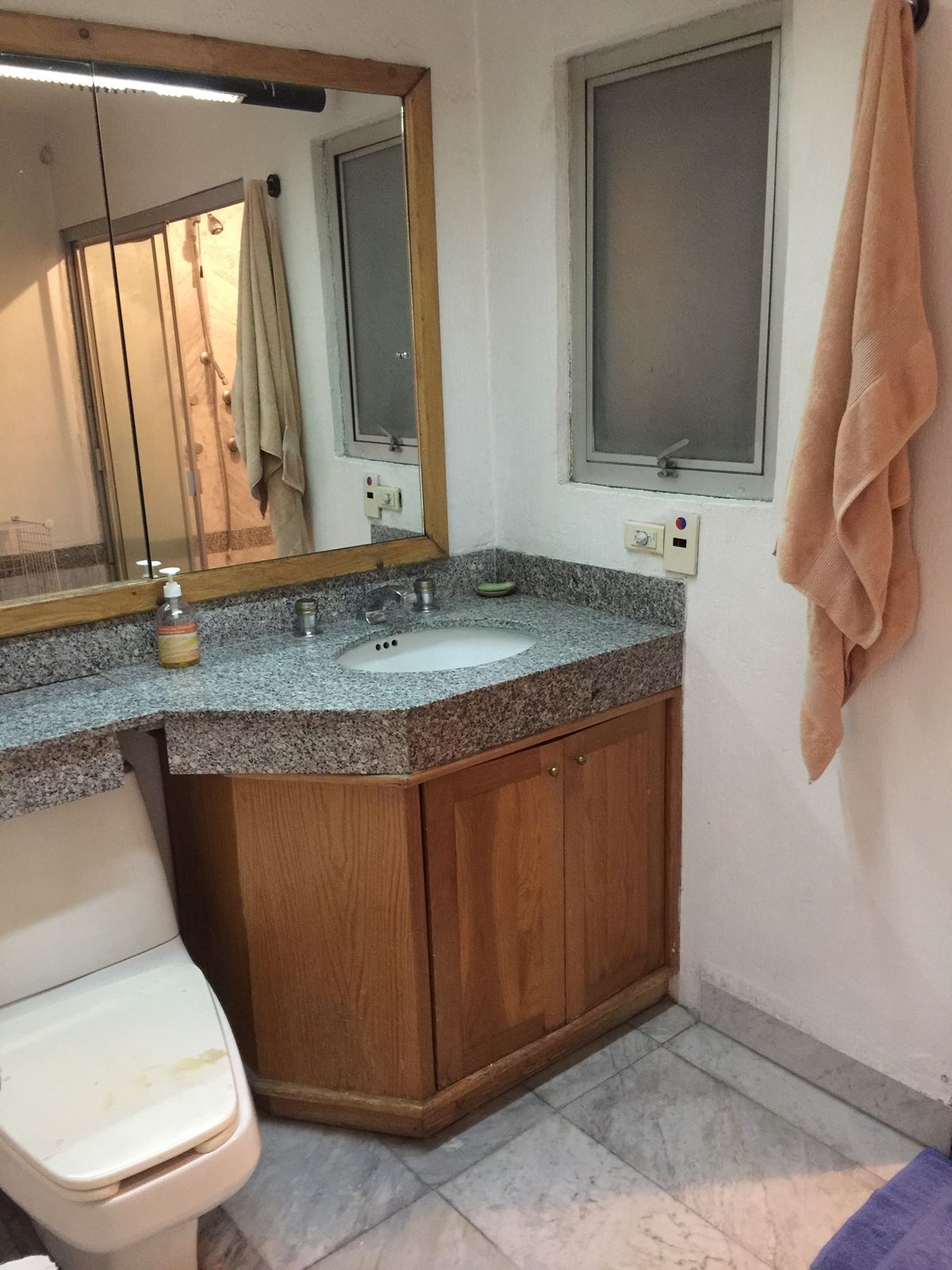 8 of 29: Baño recámara uno si