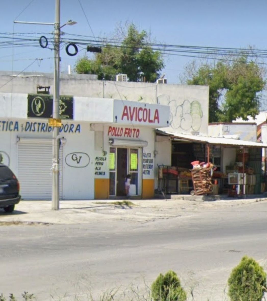 3 of 10: Ubicado sobre avenida  principal
