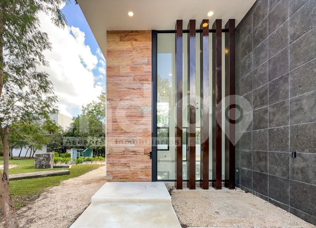 3 de 51: Acceso Principal con Puerta de Mármol