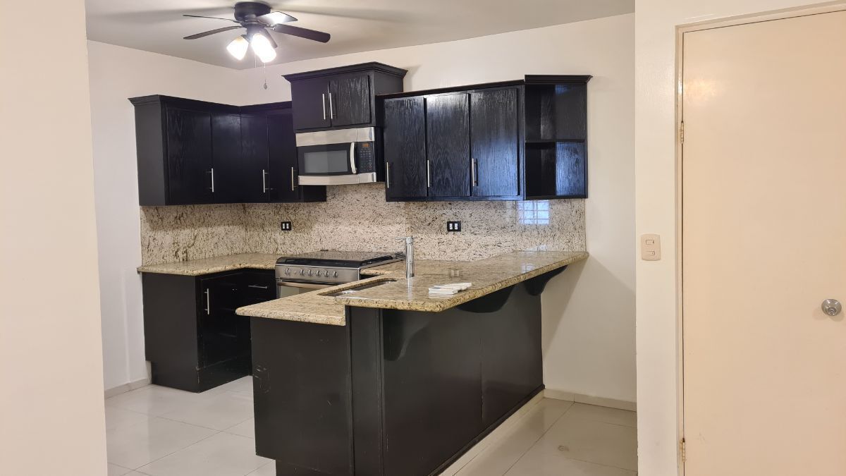 Cocina equipada con cubierta granito