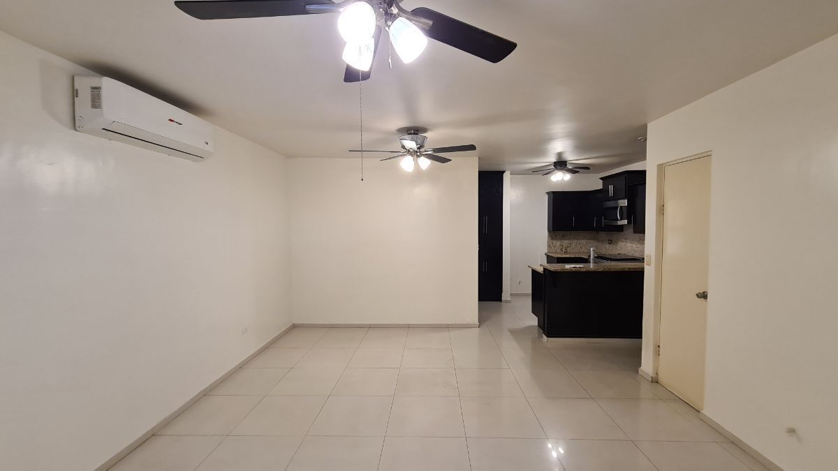 Vista de sala-comedor a cocina