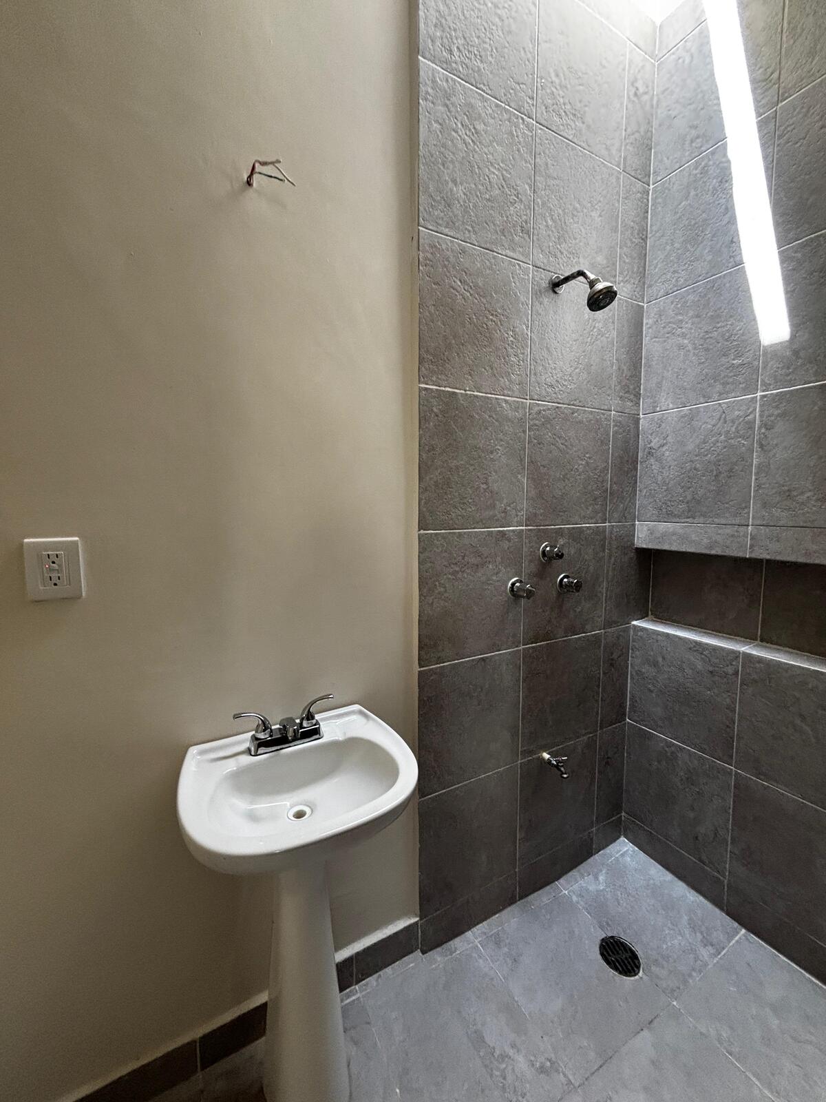 17 de 39: Baño, Cuarto de Servicio