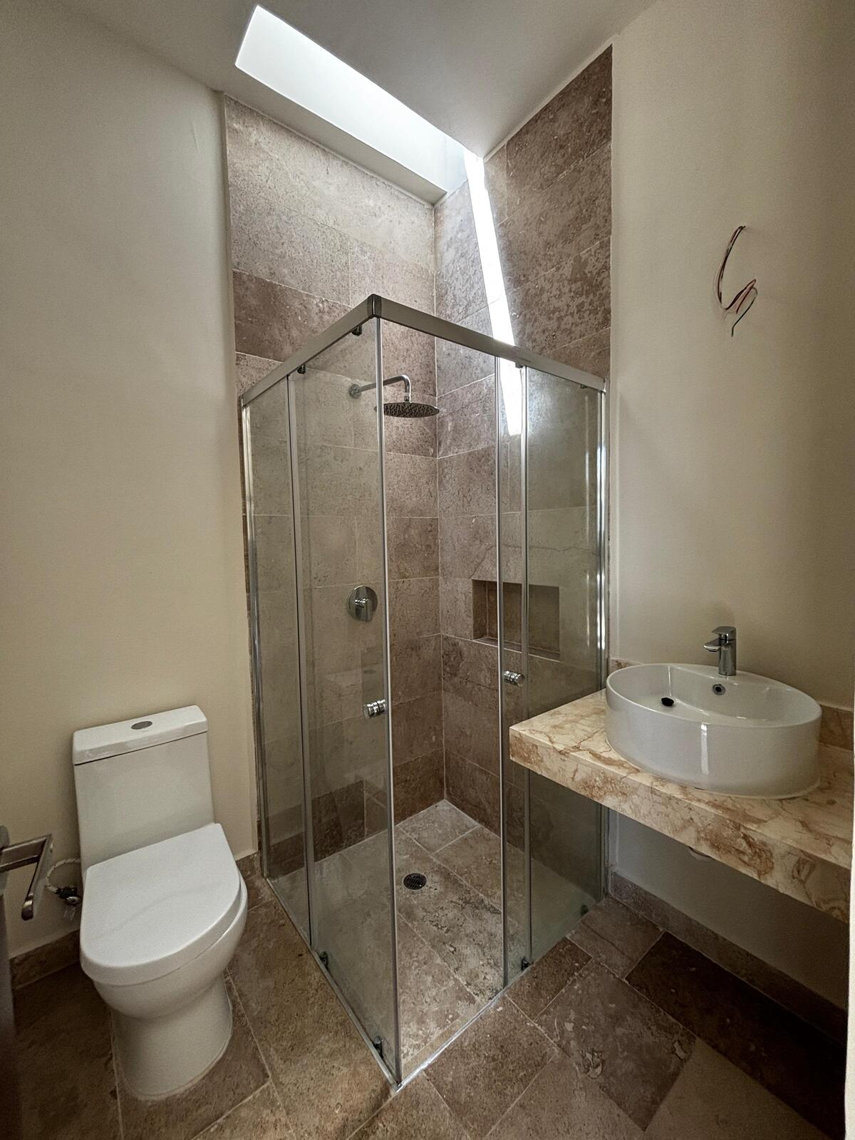 14 de 39: Baño, Segunda Habitación