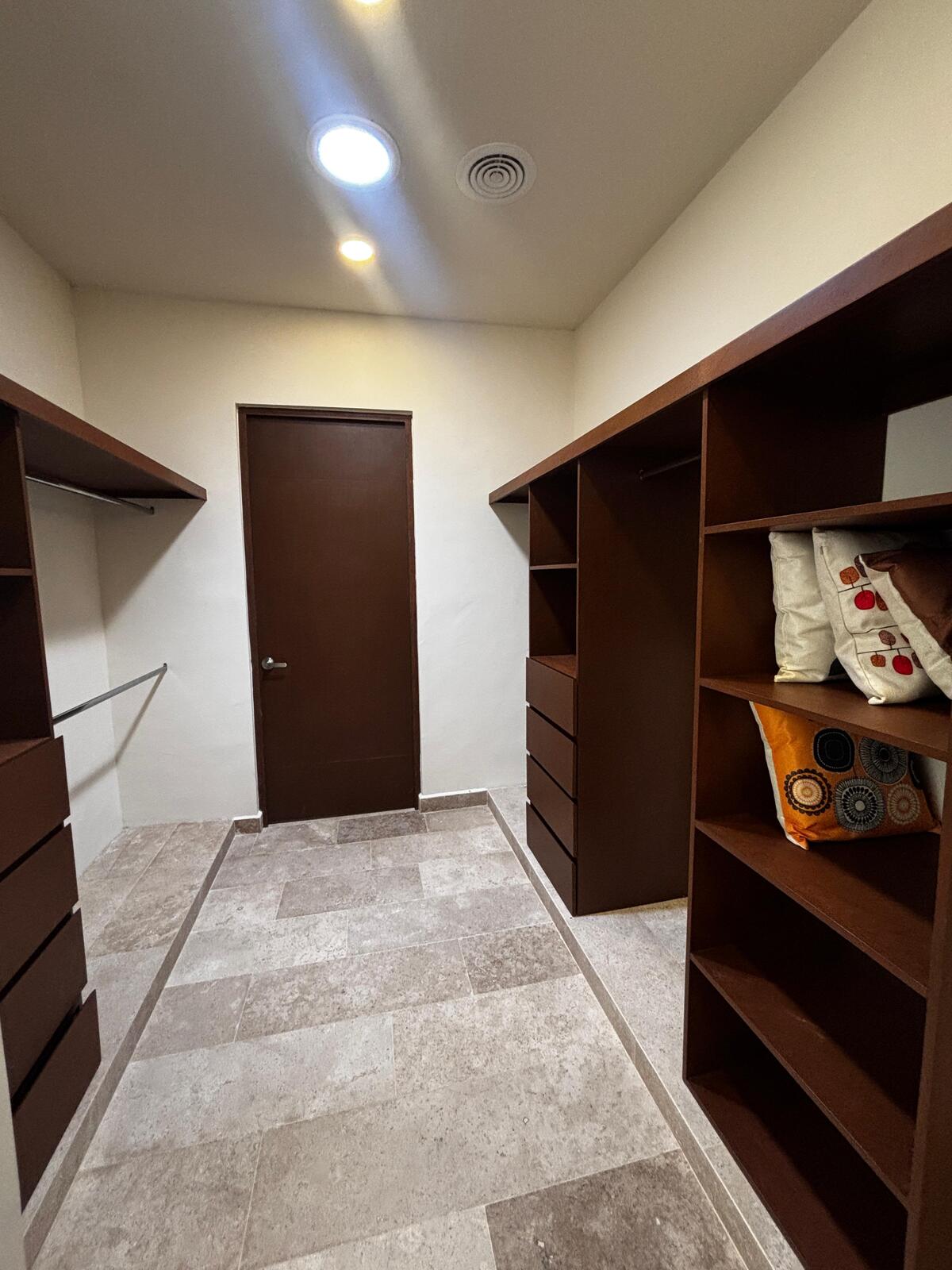 23 de 39: Closet Vestidor, Habitación Principal