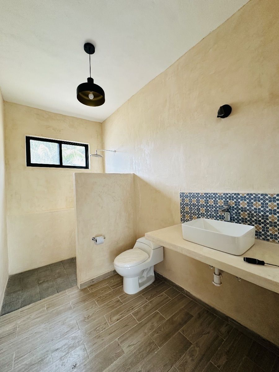 8 of 18: Bano de la habitación secundaria