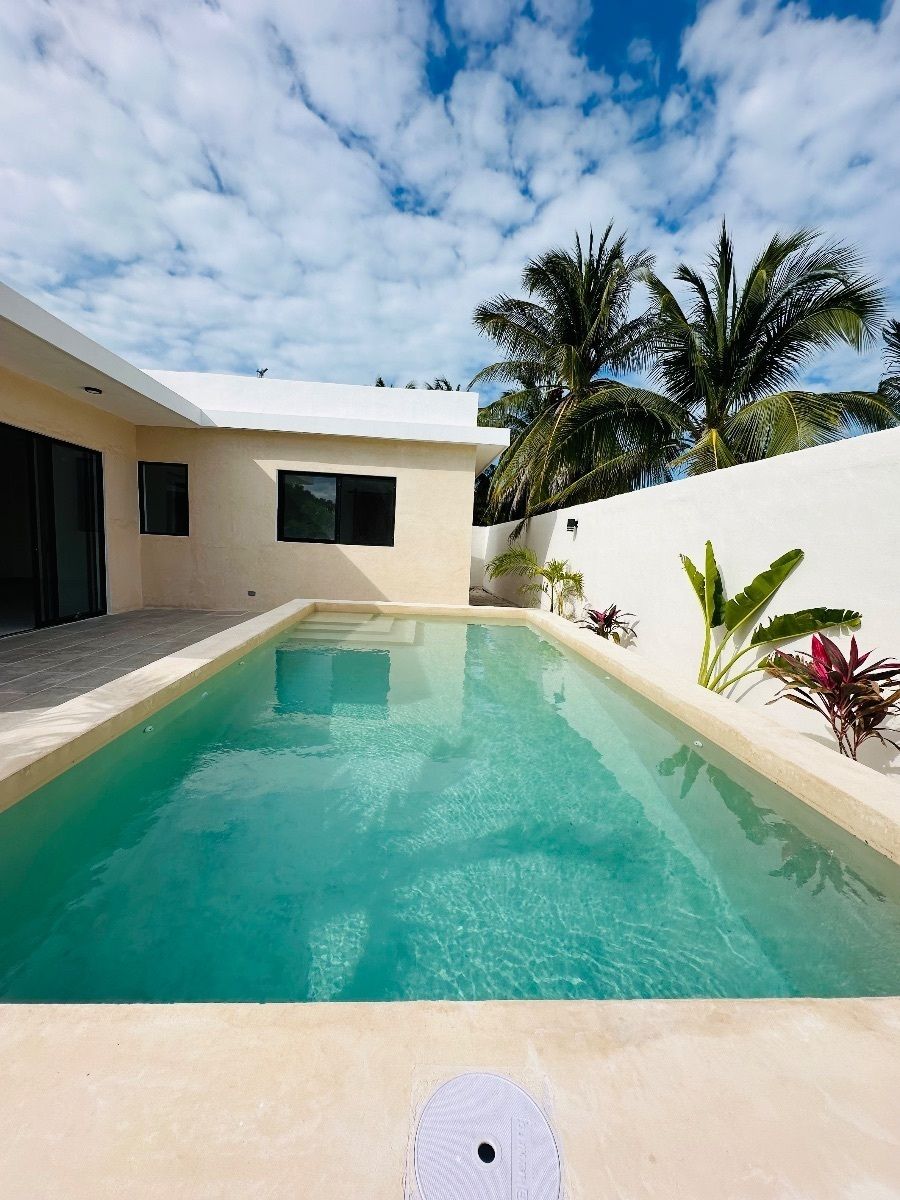 2 of 18: Amplia piscina