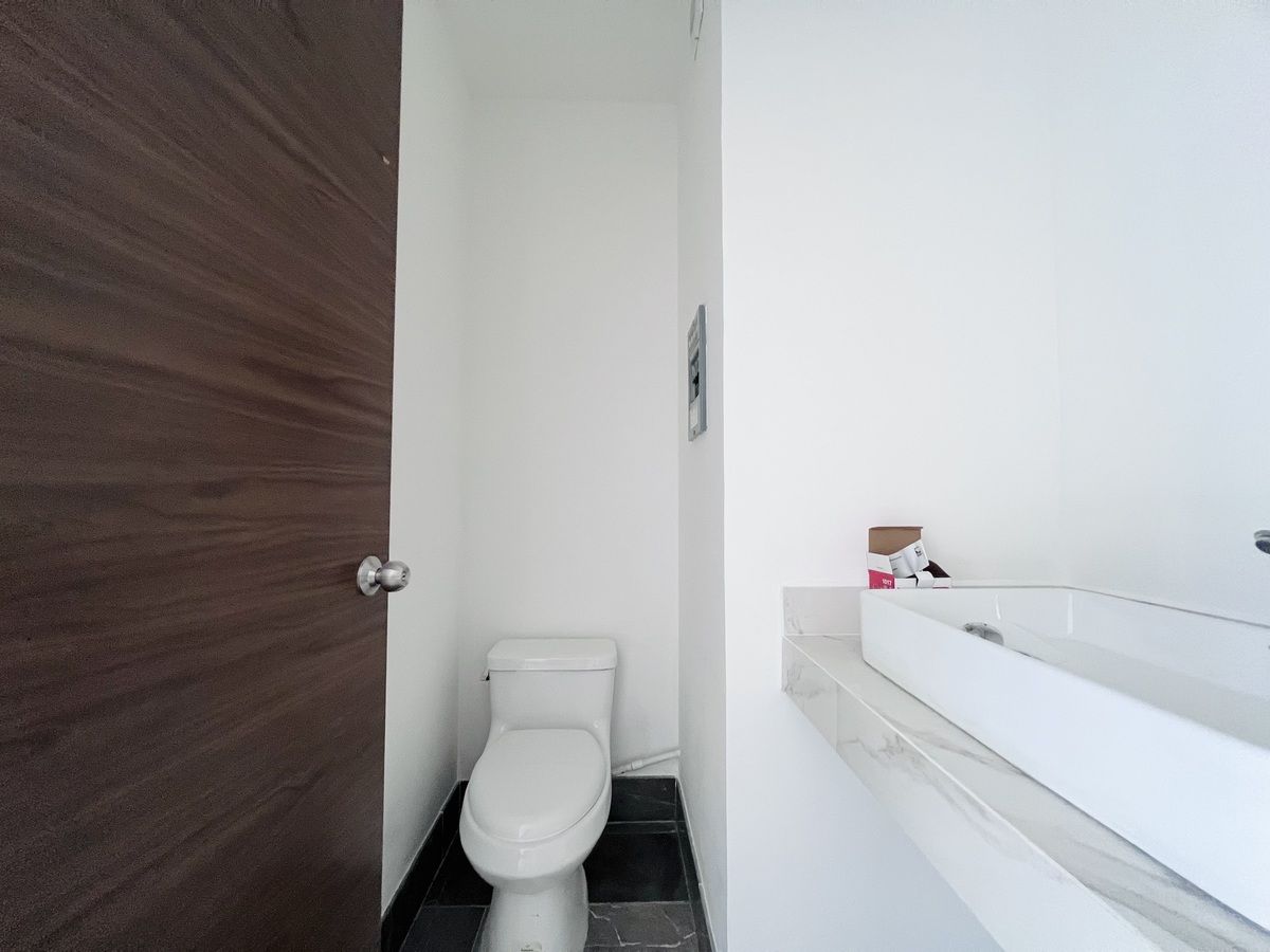 5 of 32: BAÑO PRIVADO