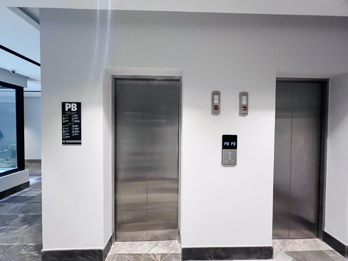 18 of 32: ELEVADORES