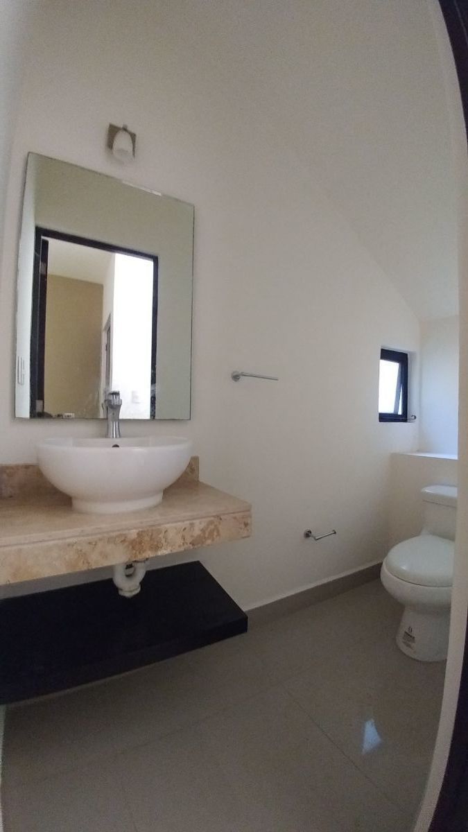 24 de 32: baño de visitas