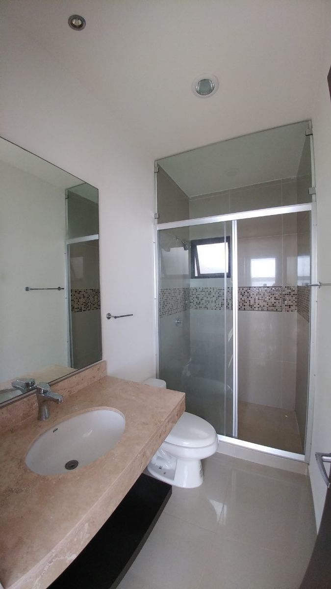 27 de 32: baño de habitación secundaria