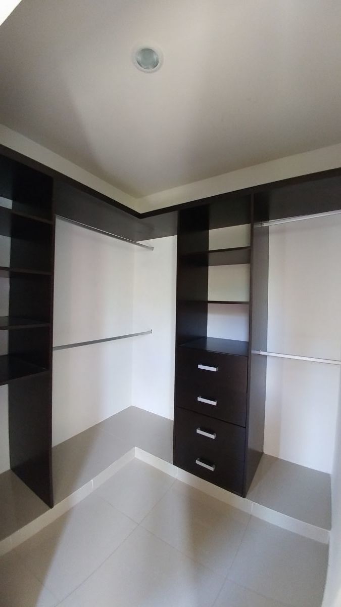 28 de 32: closet de habitación principal