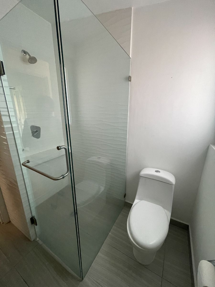 32 de 42: Baño recámaras secundarias