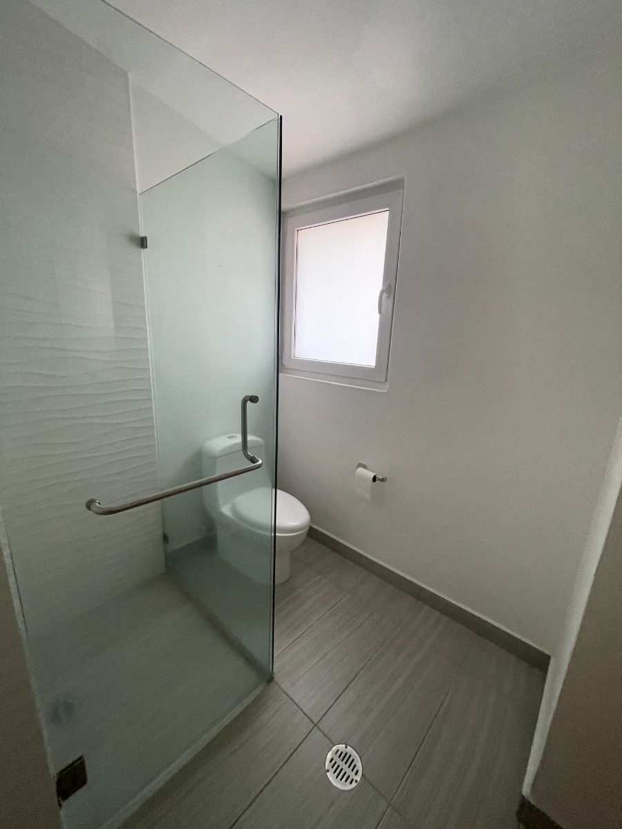 31 de 42: Baño recámaras secundarias