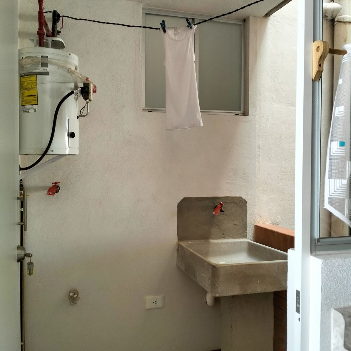 6 of 10: Patio de servicio