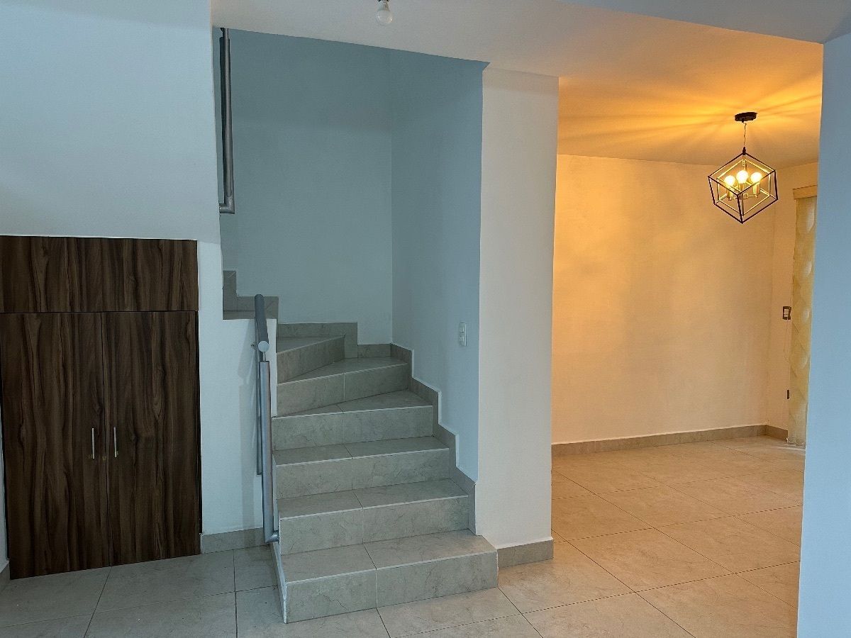 2 of 20: Estudio o sala de TV