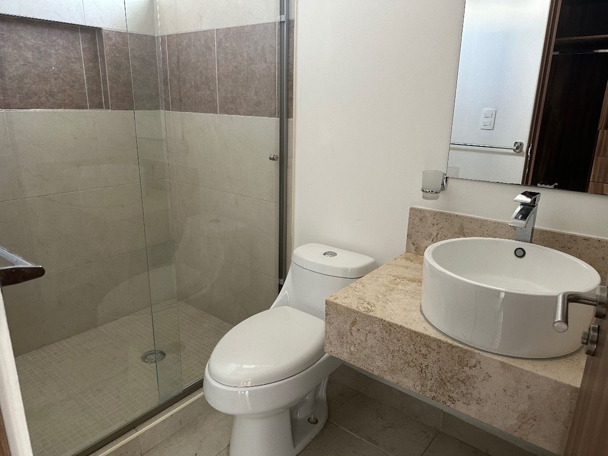 7 of 20: Baño recámara principal