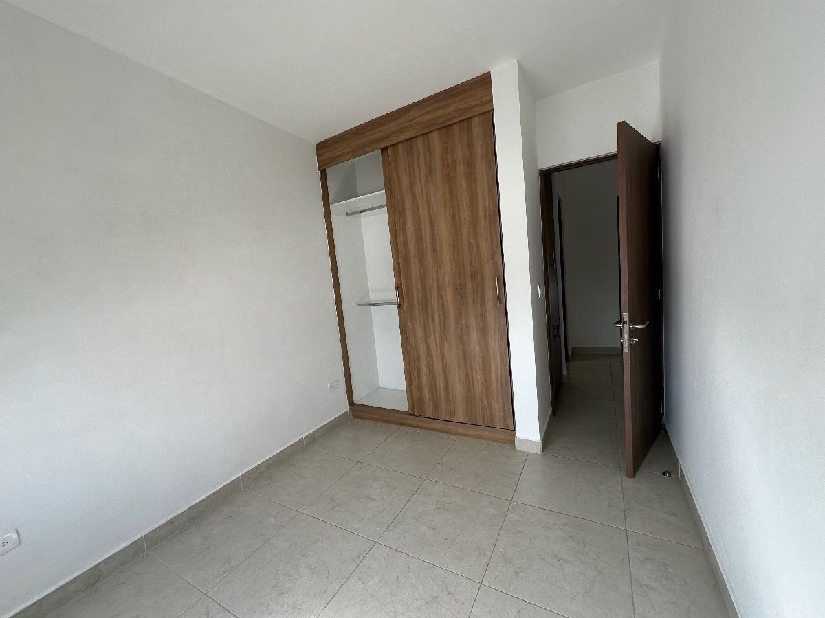 9 of 20: Recamaras secundarias con clóset