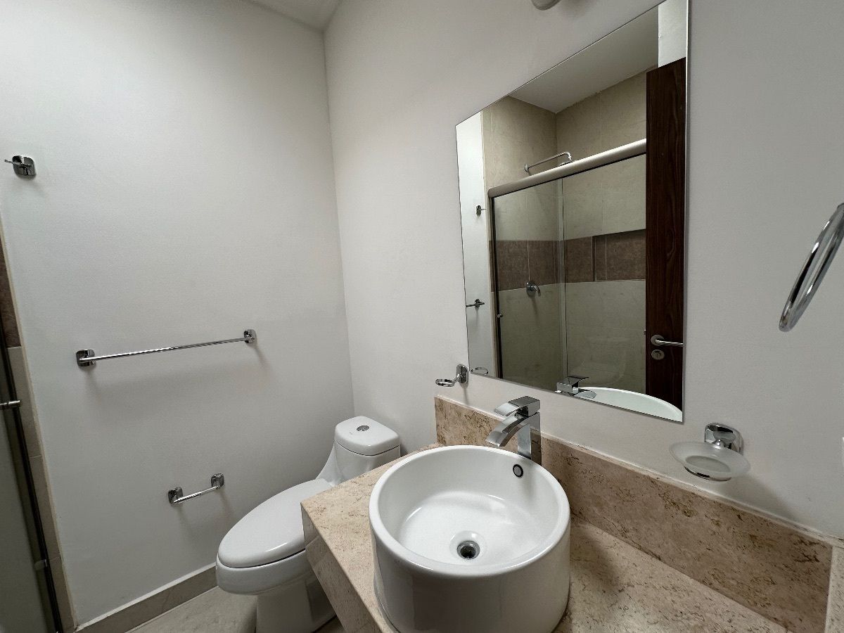 11 of 20: Baño recámaras secundaria