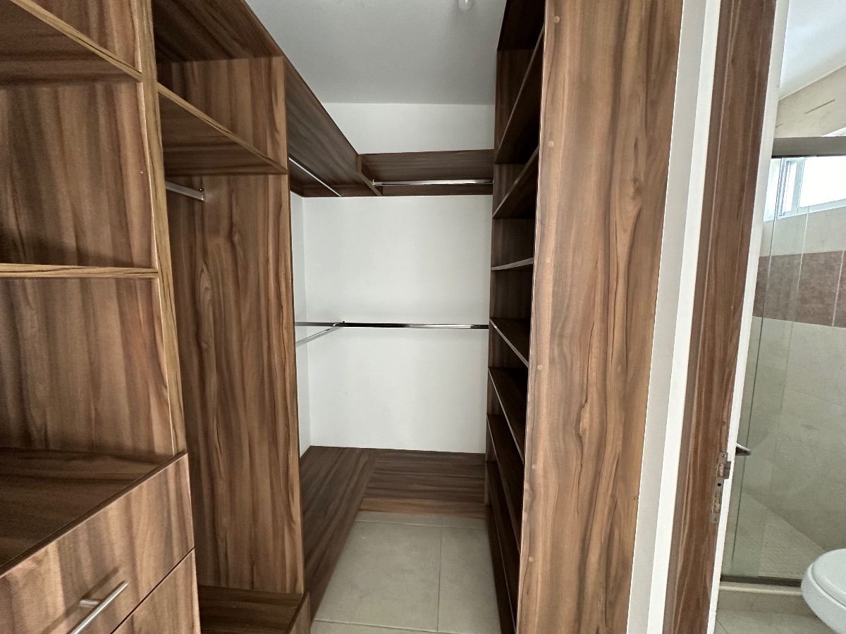 12 of 20: Walk-in clóset recámara principal