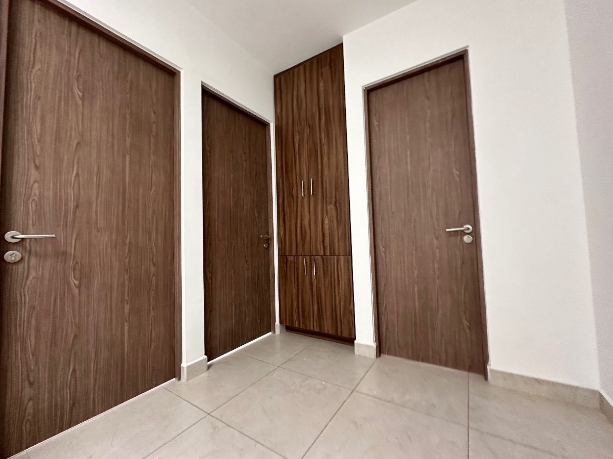 14 of 20: Recamaras y clóset de blancos