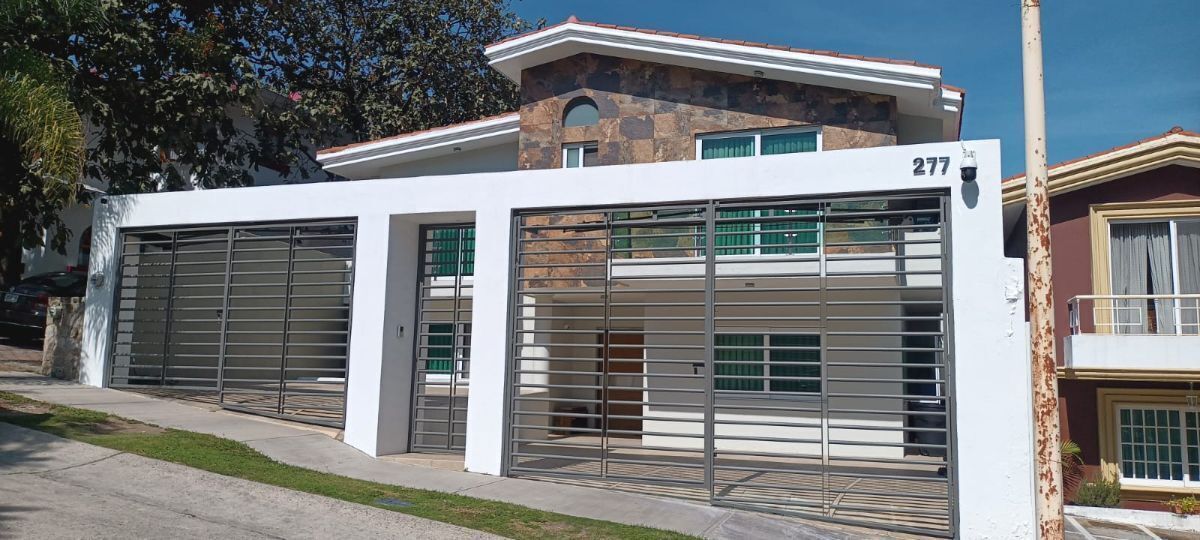 1 of 23: Cochera tres autos, cámaras de seguridad, portero eléctrico