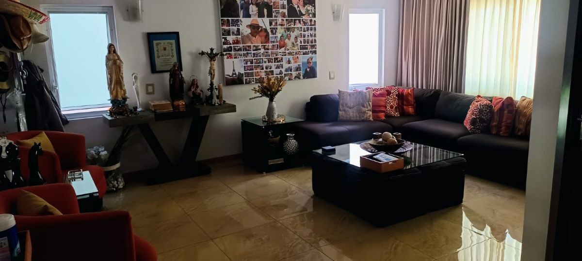 2 of 23: Sala recibidor