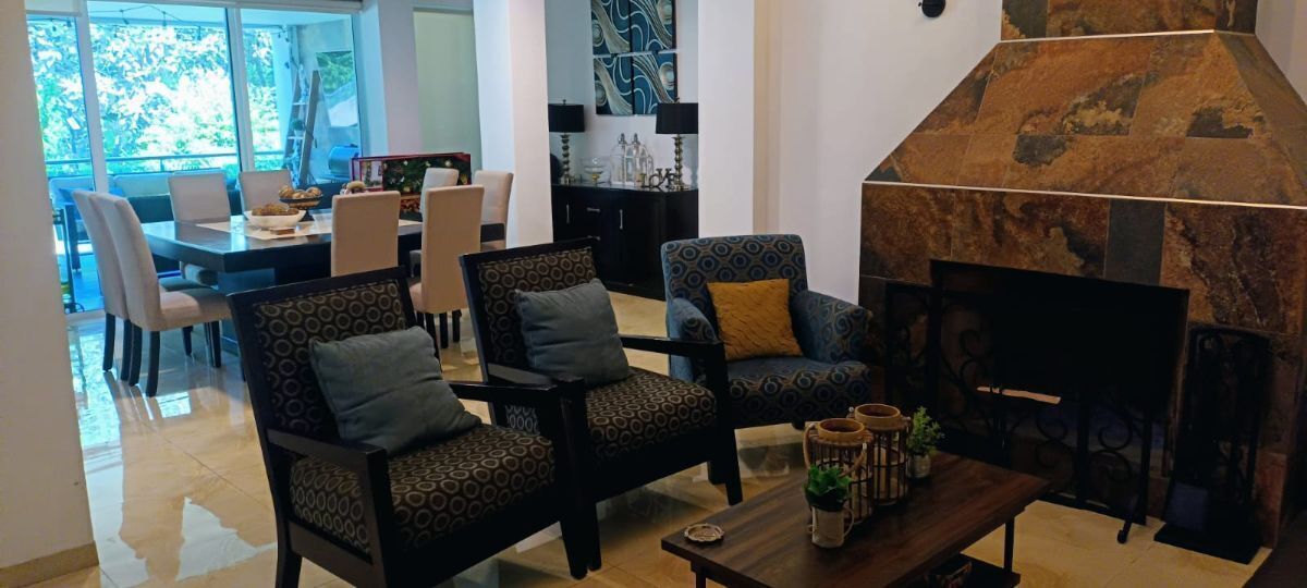 5 of 23: Sala doble altura con chimenea