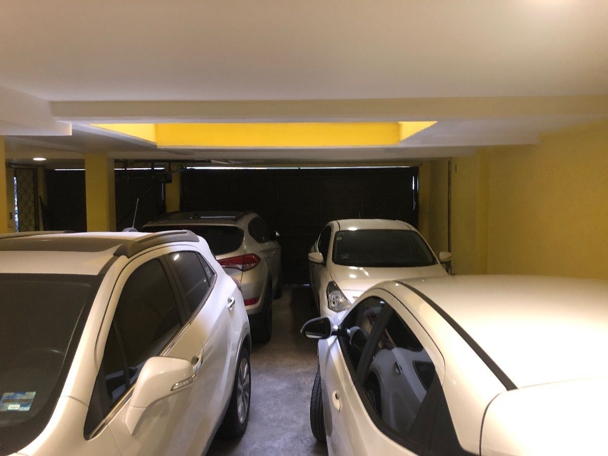 25 de 25: Estacionamiento en tándem. 1 auto y comparte con vecino.