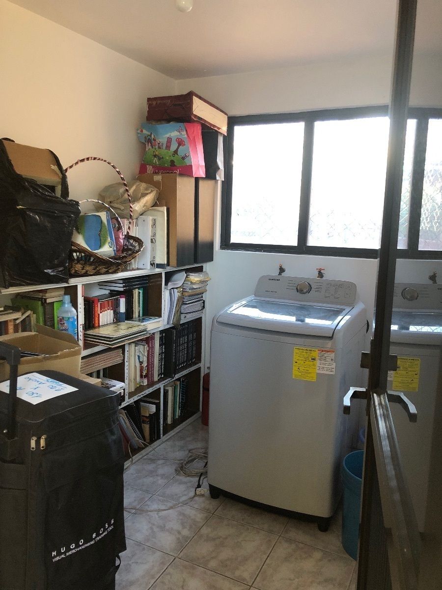 20 de 25: Cuarto de lavado & servicio independiente.