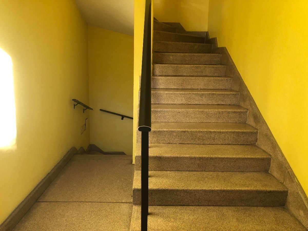 6 de 25: Escalera 1er piso.