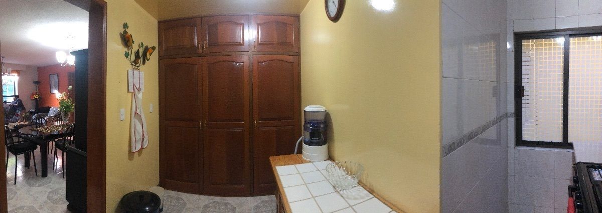 9 de 25: Cocina vista lateral izquierdo y puerta hacia comedor.