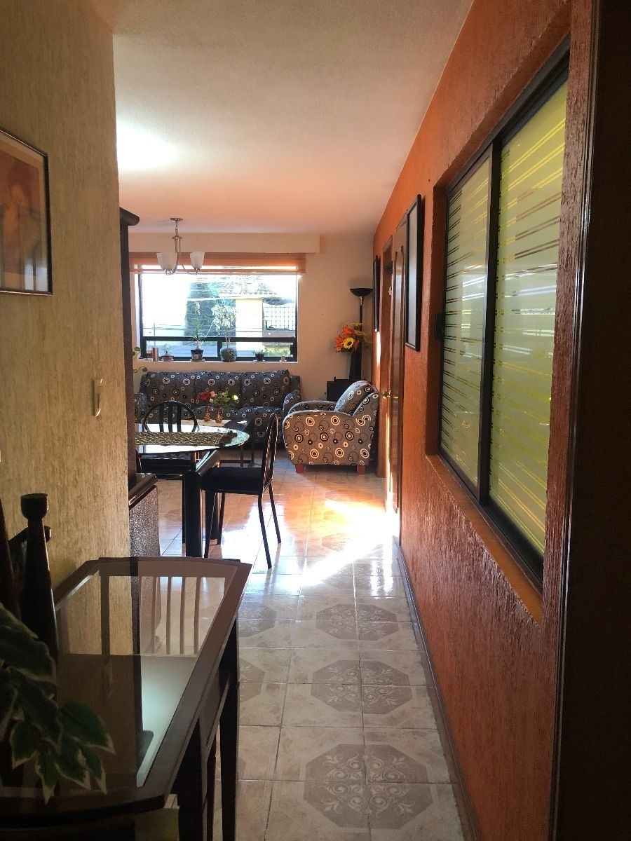 13 de 25: Pasillo y área común.