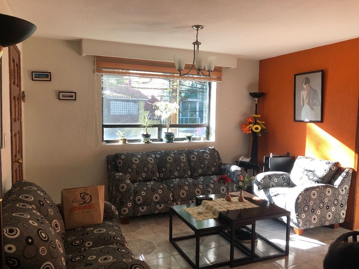 3 de 25: Sala y ventana que da al exterior.