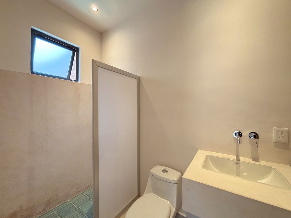 10 de 42: BAÑO DE SERVICIO