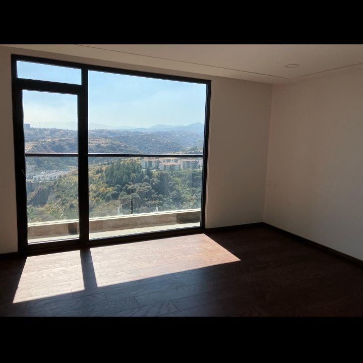 13 de 31: Recámara principal con balcón y baño con walking closet