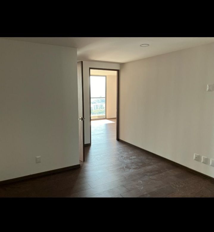 14 de 31: Sala de TV, separa las recàmaras secundarias de la principal