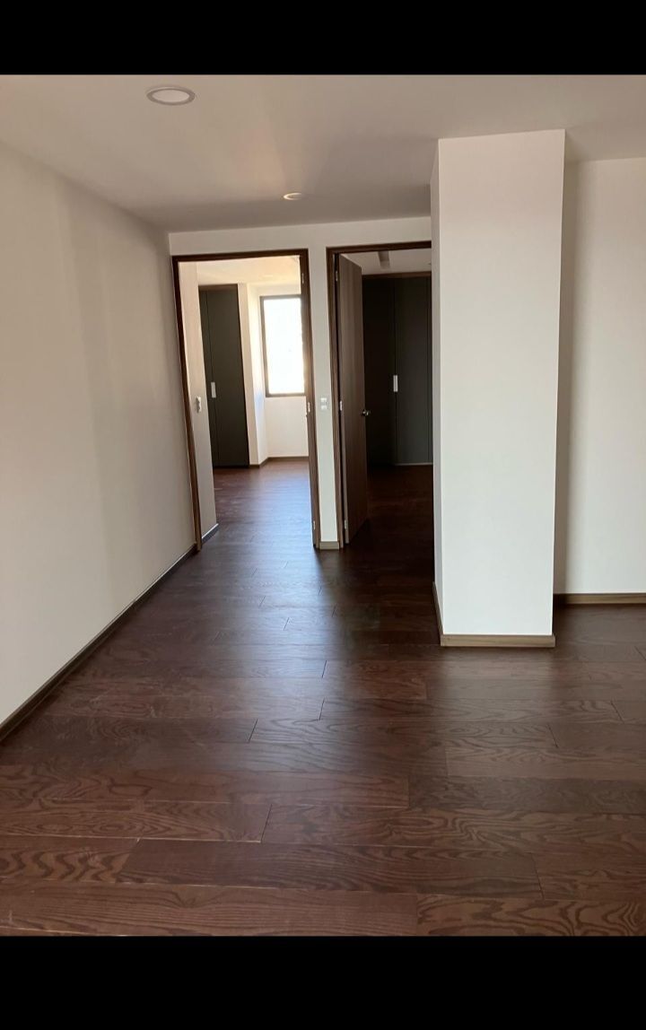 17 de 31: Piso de madera de ingeniería en sala de TV y recámaras