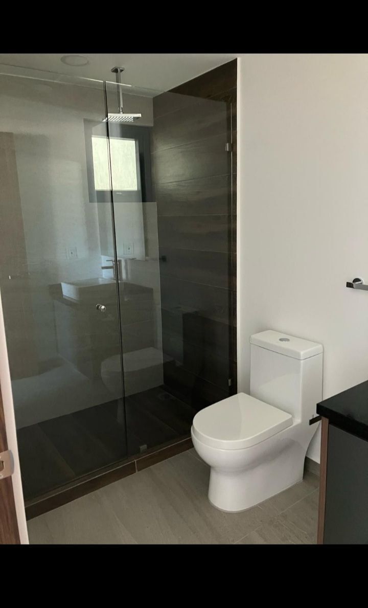 21 de 31: Baños con canceles de cristal templado