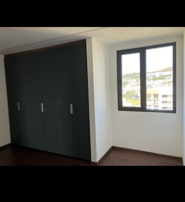 24 de 31: Recámara secundaria con piso de madera de arquitectura