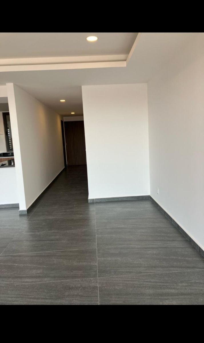 25 de 31: Piso de porcelanato en Sala comedor